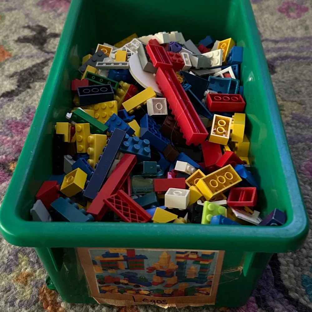 LEGO Bundle , Lots and Lots of LEGO Building Blocks (over 925 pieces)
